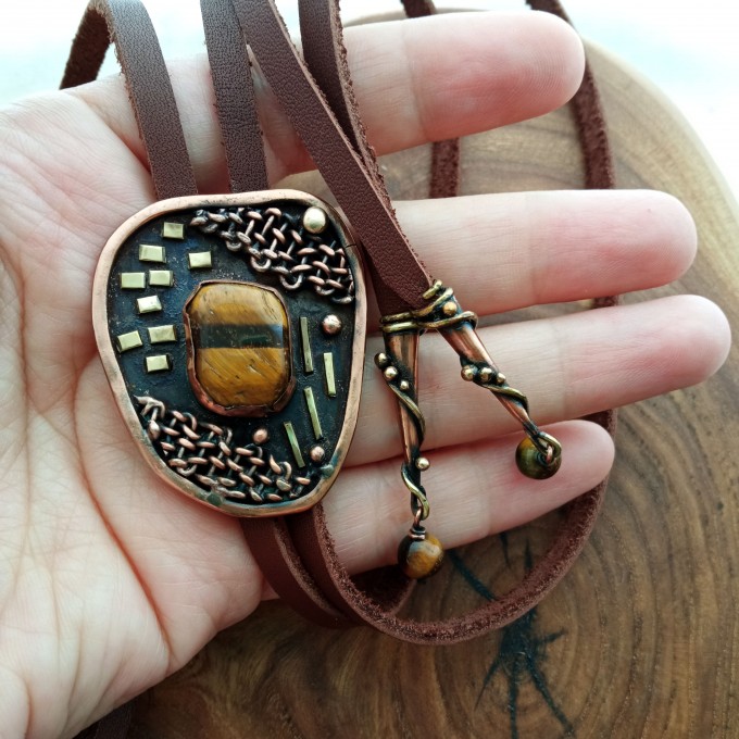 Bolo-tie with tiger eye
