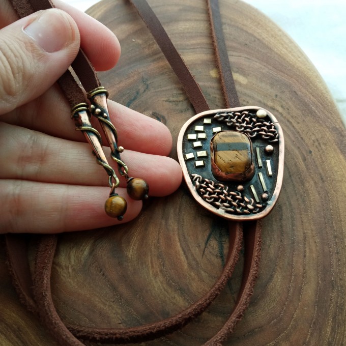 Bolo-tie with tiger eye