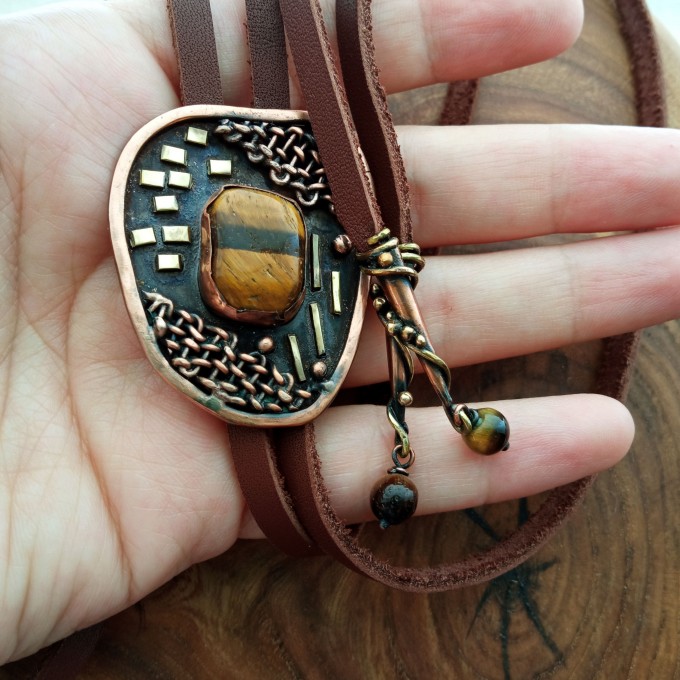 Bolo-tie with tiger eye