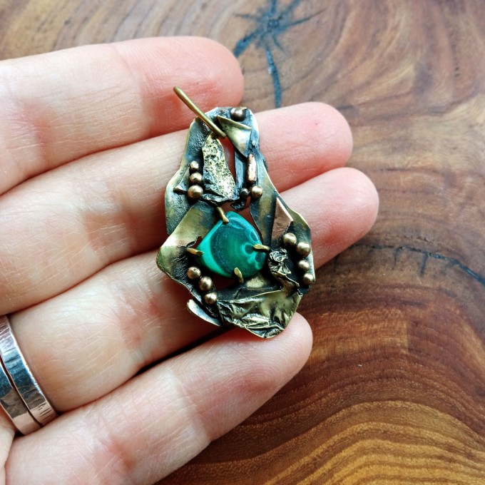 Freeform necklace with malachite