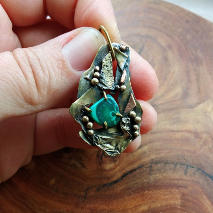 Freeform necklace with malachite