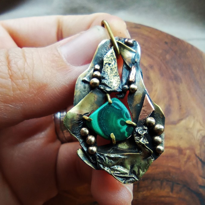 Freeform necklace with malachite