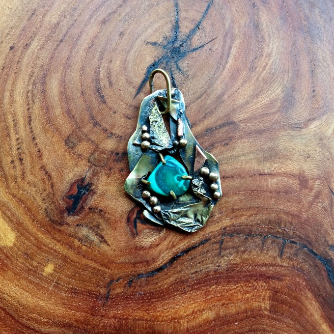 Freeform necklace with malachite