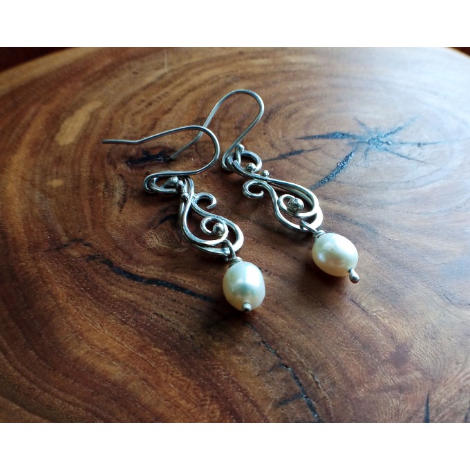 Silver earrings with white pearls