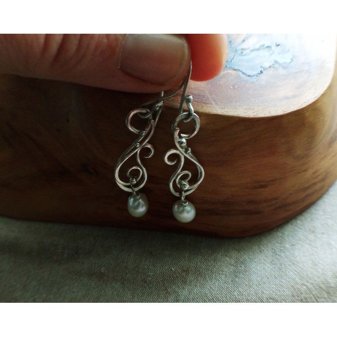 Silver earrings with white pearls