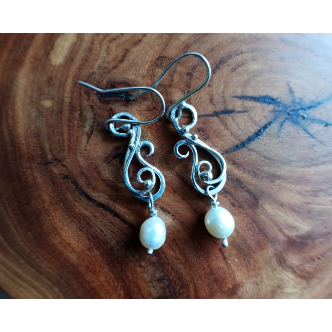 Silver earrings with white pearls