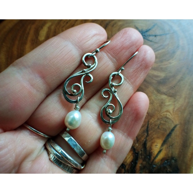 Silver earrings with white pearls