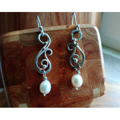 Silver earrings with pearls
