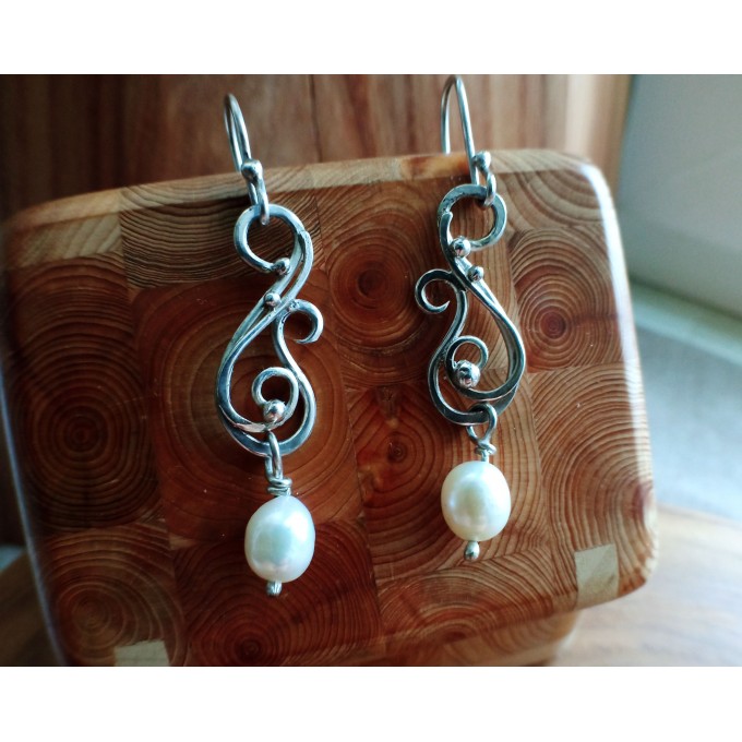 Silver earrings with white pearls