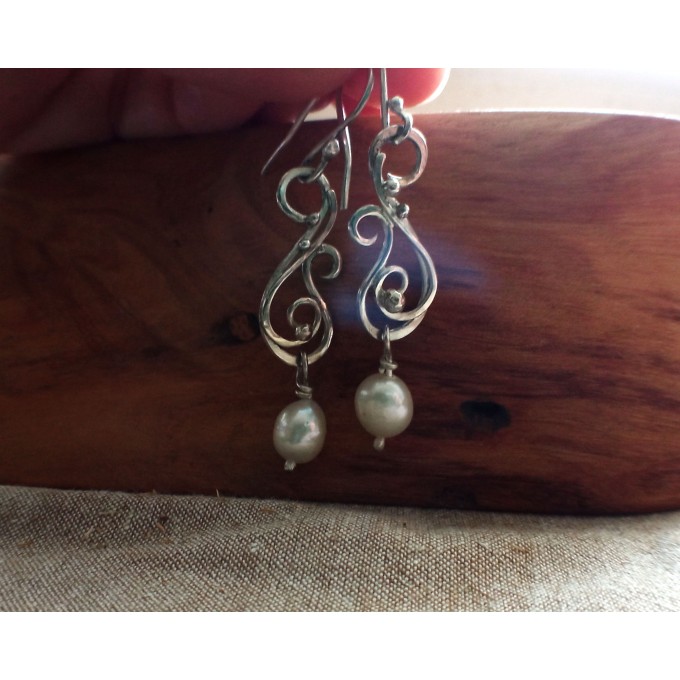Silver earrings with white pearls