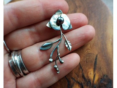 Orchid necklace with pearl