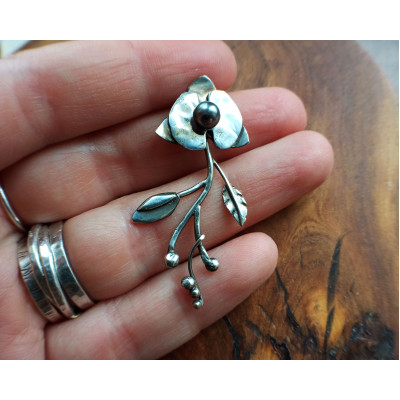 Orchid necklace with pearl