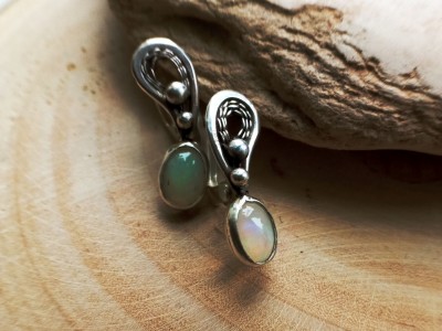 Silver filigree earrings with opals Silver filigree earrings with opals