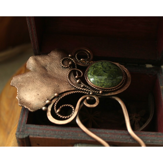 Ginkgo hair comb with serpentine
