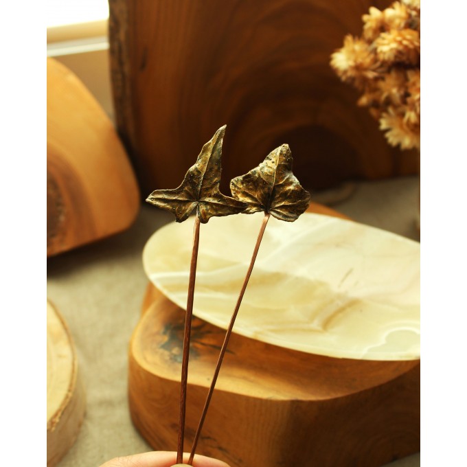 Hair pin with green ivy leaf