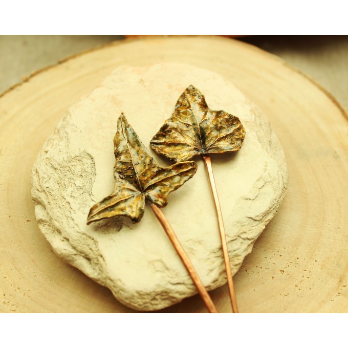 Hair pin with green ivy leaf