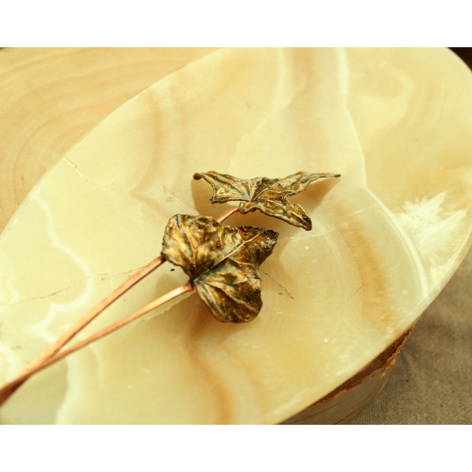 Hair pin with green ivy leaf