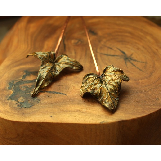 Hair pin with green ivy leaf
