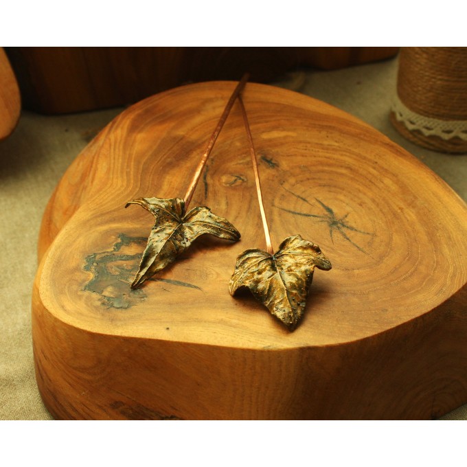Hair pin with green ivy leaf