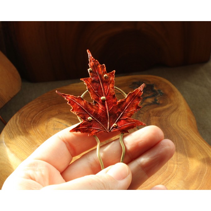 Hair pin with red maple leaf