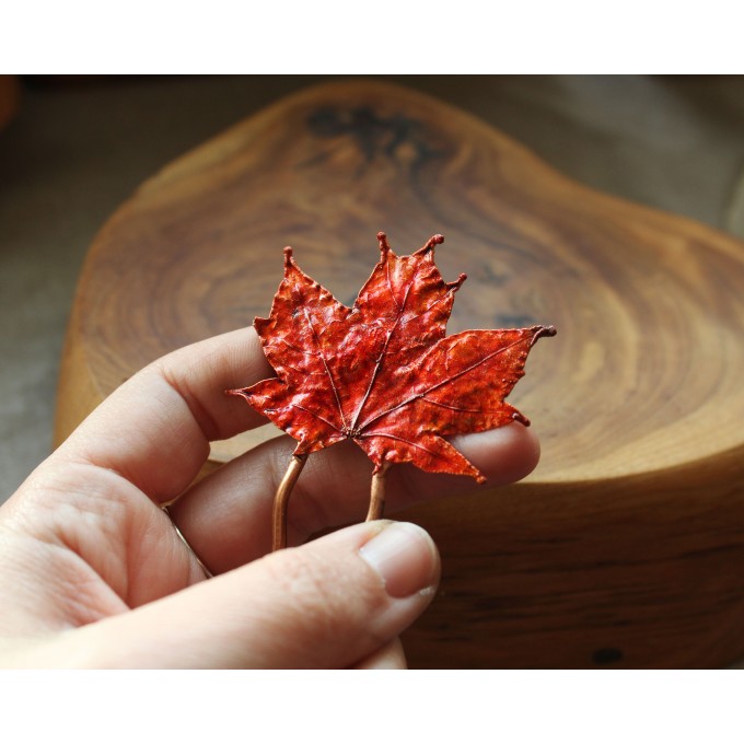Hair pin with red maple leaf