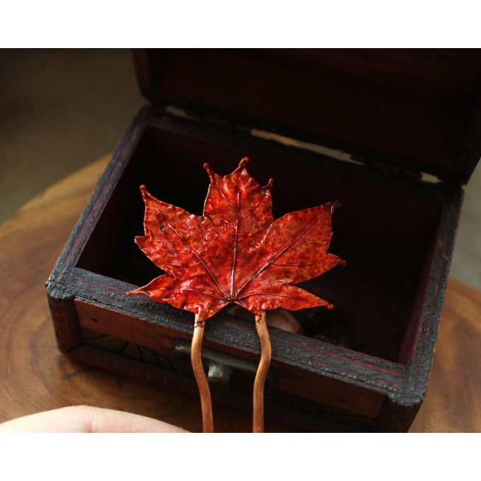 Hair pin with red maple leaf