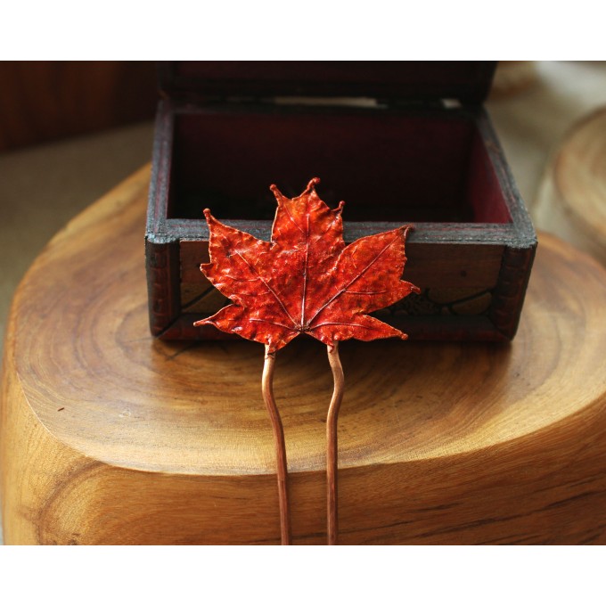 Hair pin with red maple leaf