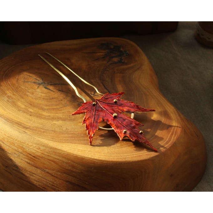 Hair pin with red maple leaf