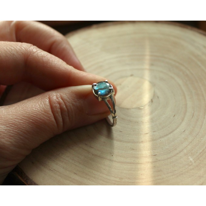 Silver ring with blue labradorite