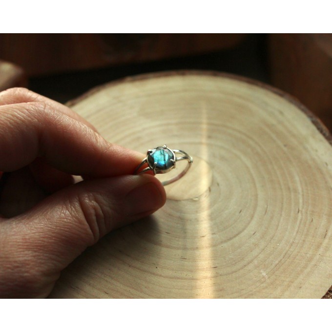Silver ring with blue labradorite
