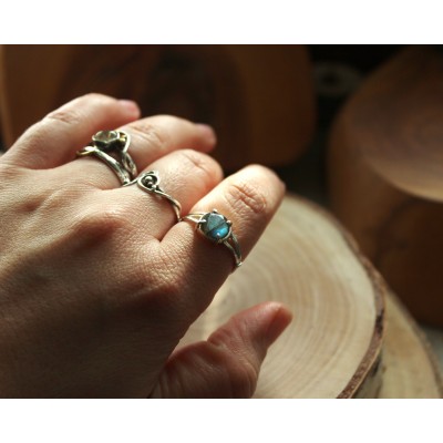 Silver ring with blue labradorite