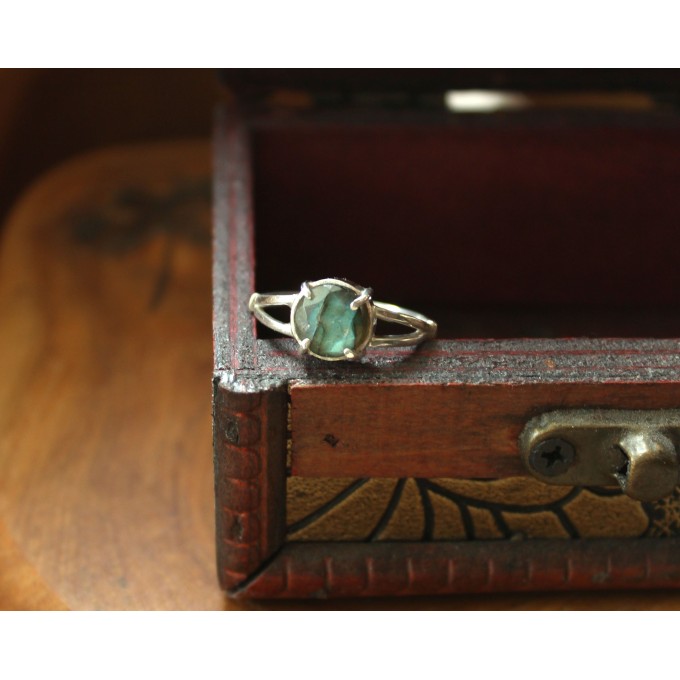 Silver ring with blue labradorite