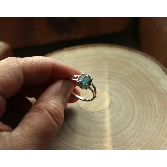 Silver ring with blue labradorite