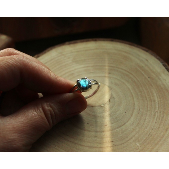 Silver ring with blue labradorite