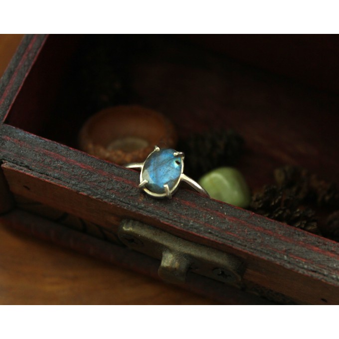 Silver ring with oval blue labradorite
