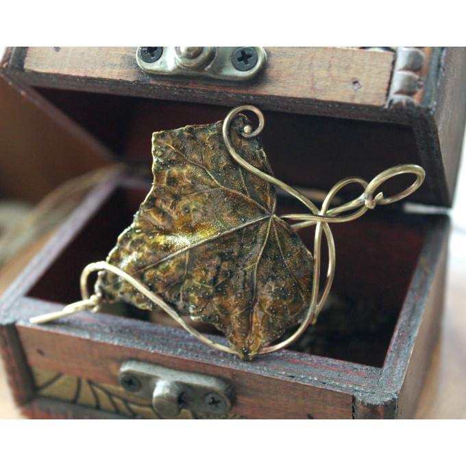 Ivy brooch with real leaf