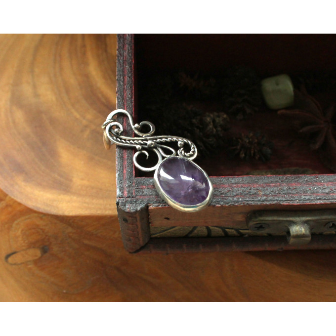 Silver  necklace with amethyst