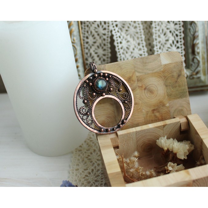 Lunar pendant