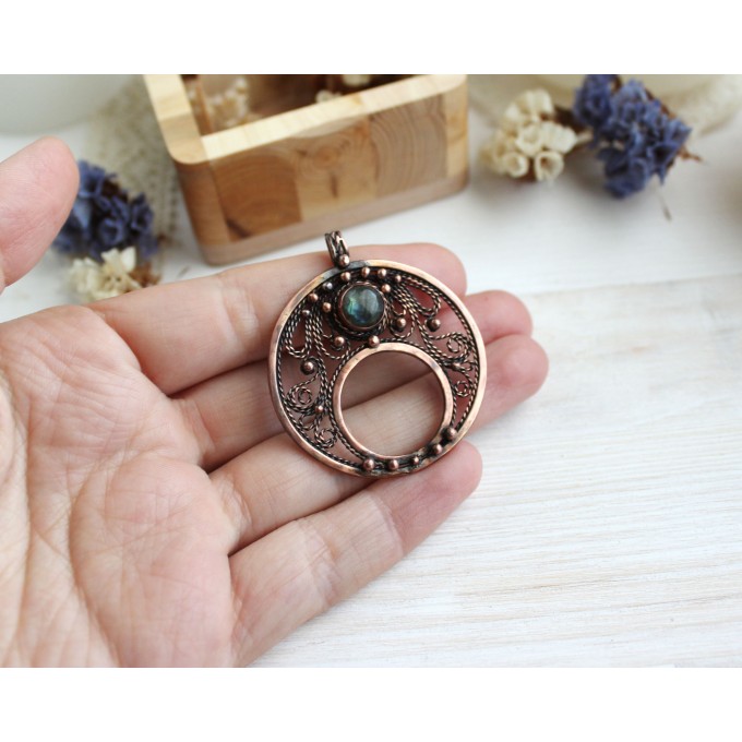Lunar pendant