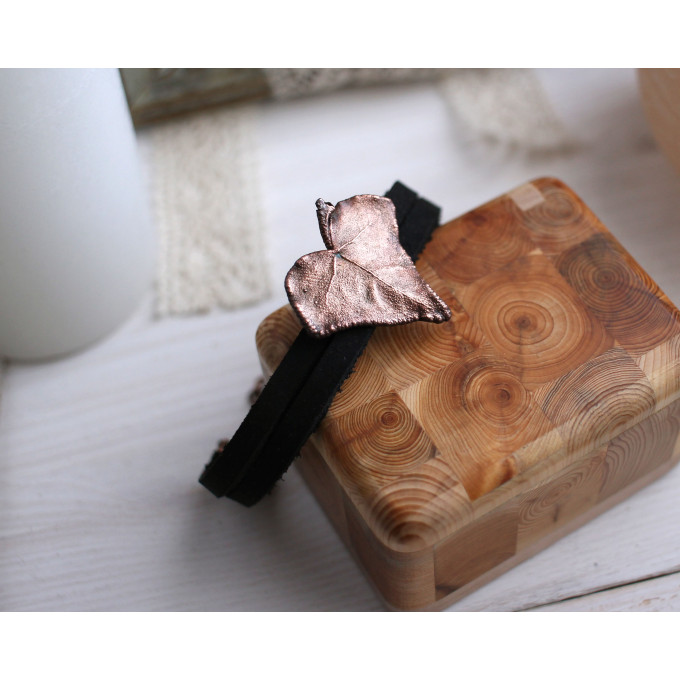 Leather bracelet with copper ivy leaf