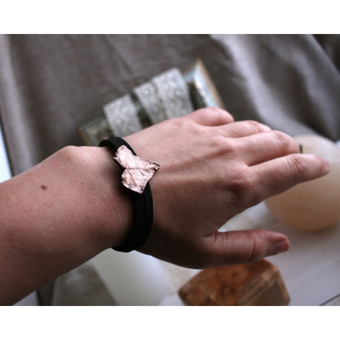 Leather bracelet with copper ivy leaf