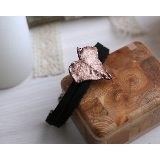 Leather bracelet with copper ivy leaf
